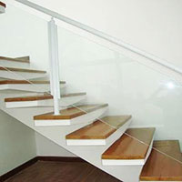 escadas com corrimão de vidro