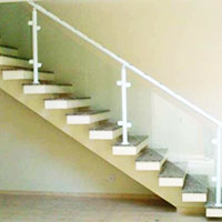 escadas com corrimão de vidro