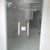Instalação de portas pivotante