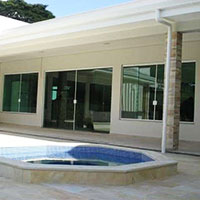 fechamento de espaço com vidro